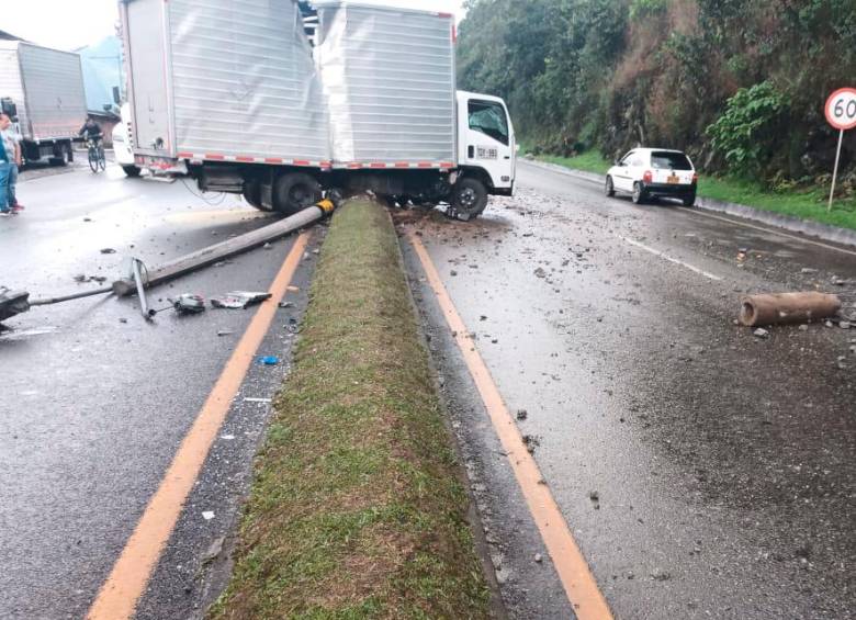 Este fue el primer accidente de esta racha, justo en la salida del túnel de la autopista Medellín-Bogotá, situación que llevó al cierre de esta vía. FOTO: CORTESÍA DENUNCIAS ANTIOQUIA
