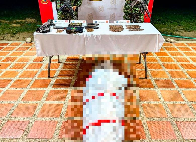 Alias Máquina (adelante) sería jefe de la facción armada ilegal en el occidente antioqueño. FOTO: CORTESÍA CUARTA BRIGADA