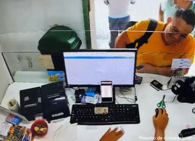 Usaban lectores biométricos y bases de datos para suplantar a los beneficiarios antes de que fueran a cobrar. Foto: cortesía Fiscalía.