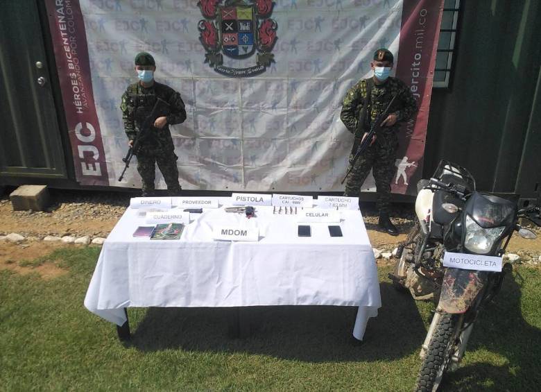 Durante la operación militar, a alias “Andrés” se le halló una pistola calibre 9 mm, municiones de diferentes calibres, dos celulares y dos agendas. FOTO: CORTESÍA EJÉRCITO NACIONAL