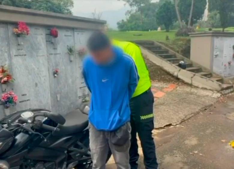 A Sergio Andrés Correa, de 24 años, lo capturaron cuando salía del cementerio Jardines de Montesacro, de Itagüí, tras visitar la tumba del hijo que, según las autoridades, habría asesinado. FOTO: CORTESÍA
