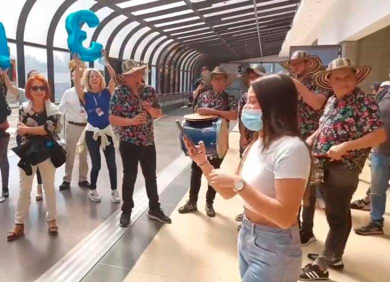 Este fue el momento en el que el JMC festejó a su pasajera 13 millones. FOTO CAPTURA DE PANTALLA @AeropuertoMDE