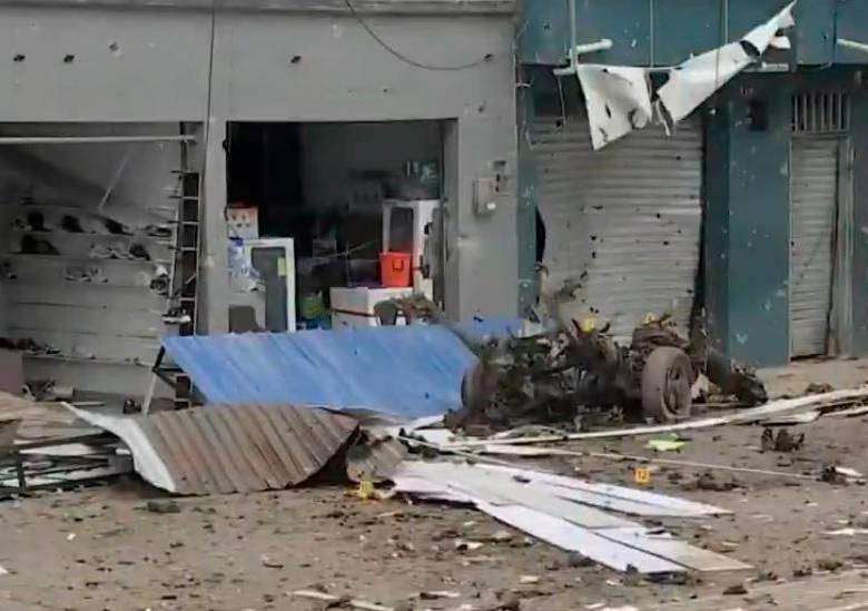 Carrobomba en El Patía, municipio del Cauca, activado en una zona comercial a principios de julio de 2025. FOTO: CORTESÍA.