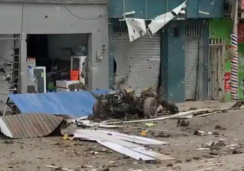 Los restos del carrobomba en Patía, Cauca. FOTO: CORTESÍA.