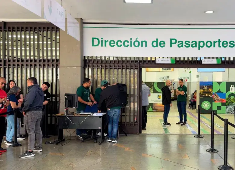 Los funcionarios devolvieron a los usuarios que llegaron buscando atención, debido al problema tecnológico. FOTO: Cortesía Gobernación
