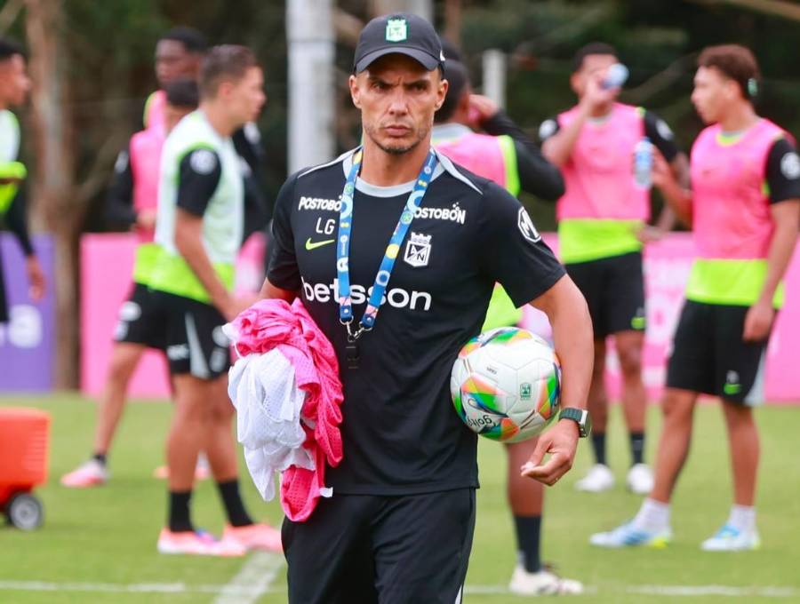 El entrenador de Atlético Nacional, Lucas González, tiene su segundo paso por el cuadro verde. Antes estuvo en la cantera entre 2021 y 2022. Foto: Manuel Saldarriaga