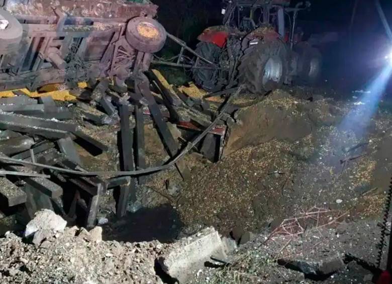 Los cohetes destruyeron un tractor, mataron a dos personas y dejaron un cráter en la ciudad de Przewodów. Por los pedazos encontrados, Polonia dice que son de fabricación rusa. FOTO CORTESÍA