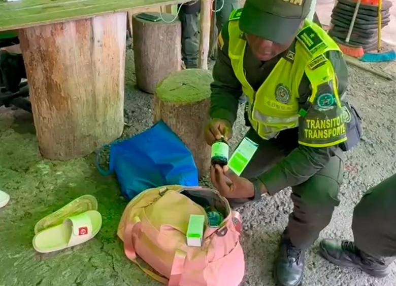 El pasajero sospechoso llevaba la sustancia en un maletín y una bolsa de tela. IMAGEN TOMADA DE VIDEO DE LA POLICÍA.