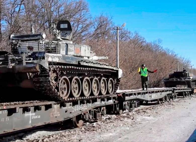 Imagen del Ministerio de Defensa de Rusia de unidades de los distritos militares del Oeste y del Sur con las que la cartera de seguridad pretende mostrar que estos comenzaron a regresar a sus bases el 15 de febrero. FOTO: EFE