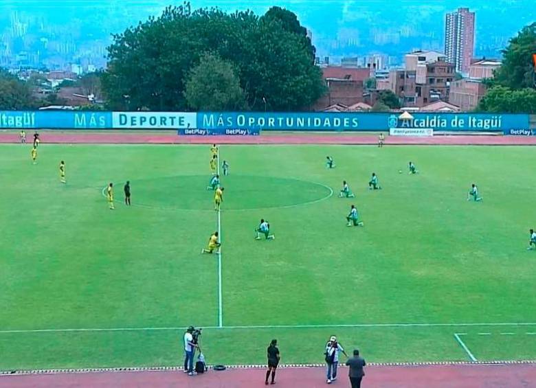 Antes del encuentro entre Leones y Atlético Nacional, los jugadores del club verde se arrodillaron como protesta por la salida del entrenador Lucas González. FOTO: CORTESÍA