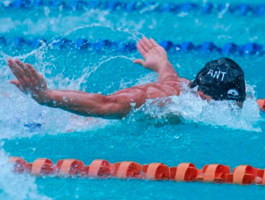 Emiliano Calle Bedoya en acción, durante la competencia en Cali, representando a Antioquia, aportando oro y récord en la prueba de los 50 metros mariposa. FOTO TOMADA INSTAGRAM 
