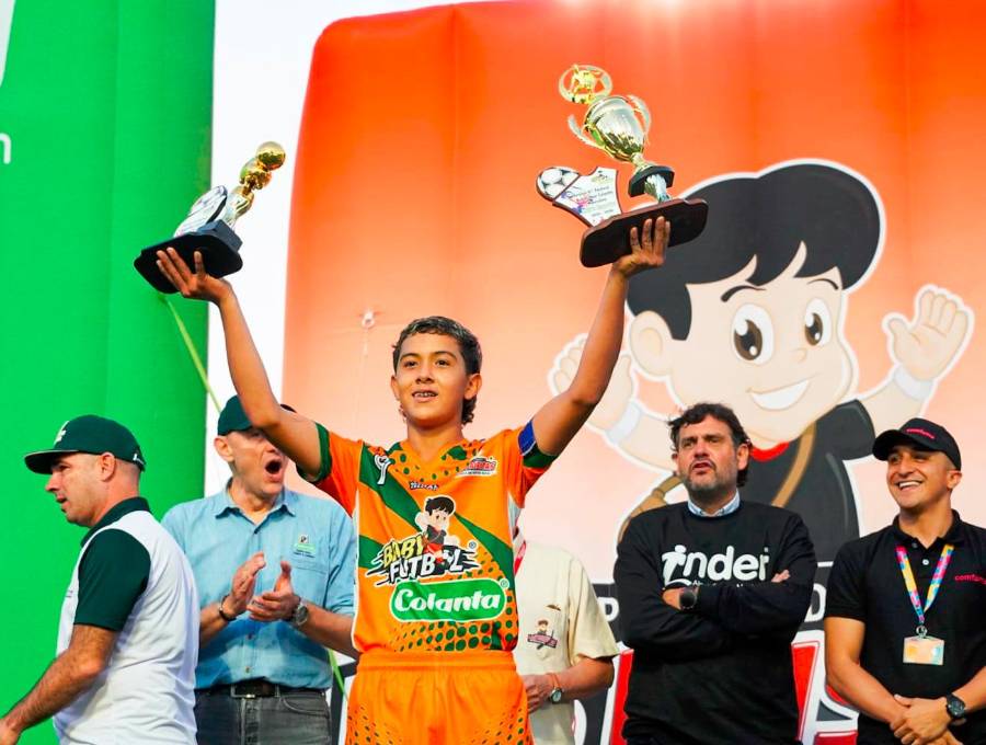 Camilo Falcao Botello, goleador del Babyfútbol, elegido el mejor jugador del torneo y campeón con Arauca. <span class="mln_uppercase_mln">FOTO</span> <b><span class="mln_uppercase_mln">Cortesía los paisitas</span></b>