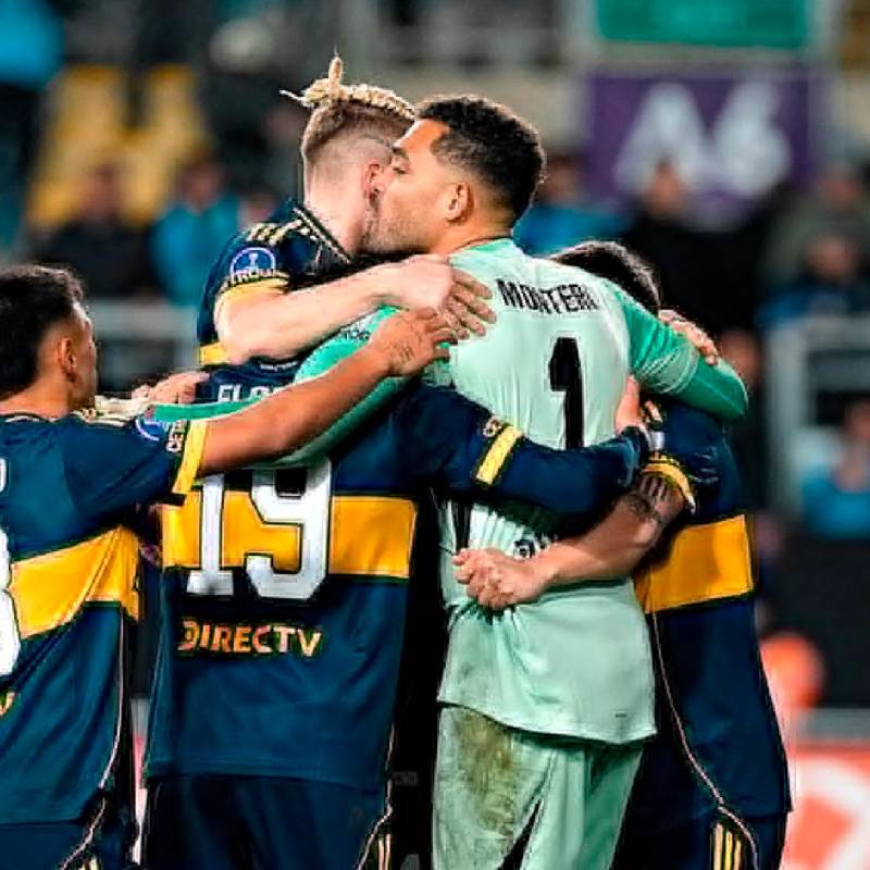 Álvaro Montero y el respaldo de sus compañeros en Boca. FOTO: X-BOCA