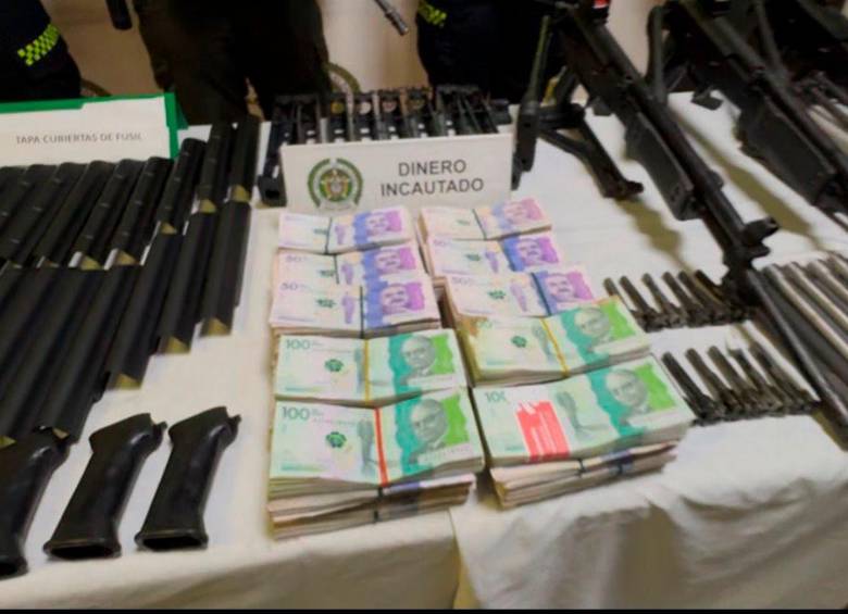 Fuera del arsenal había una buena cantidad de dinero en efectivo en los inmuebles que fueron allanados. FOTO TOMADA DE X