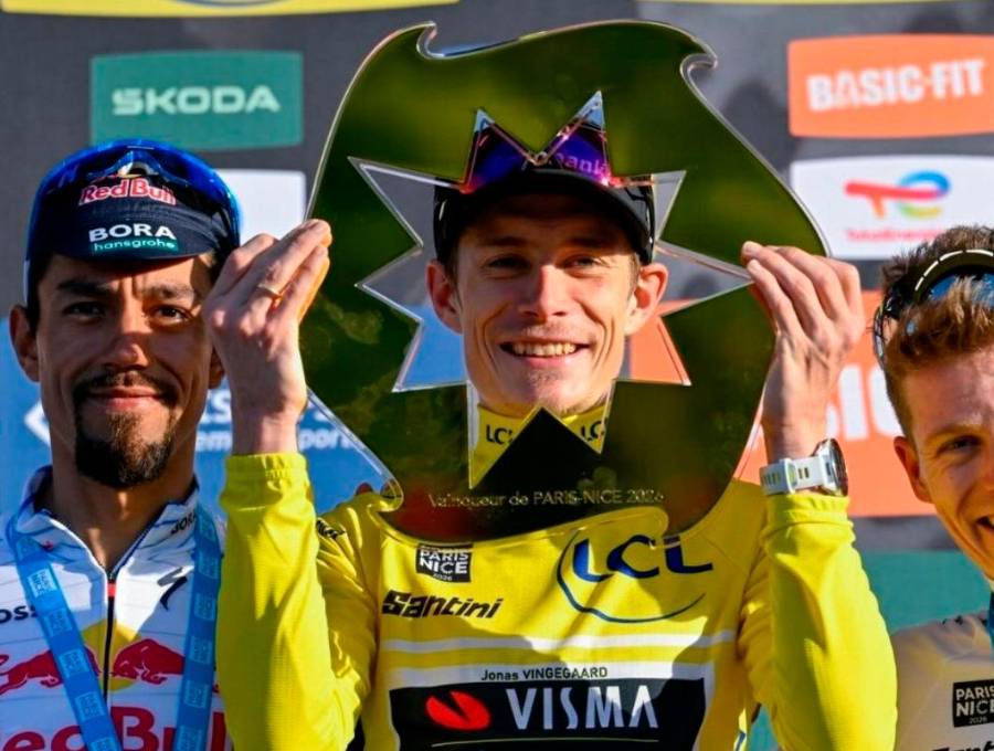 Así quedó conformado el podio de la París-Niza 2026: Jonas Vingegaard, en el centro; Daniel Felipe Martínez, a su izquierda, y Georg Steinhauser, a la derecha. FOTO Team Visma/Lease a Bike