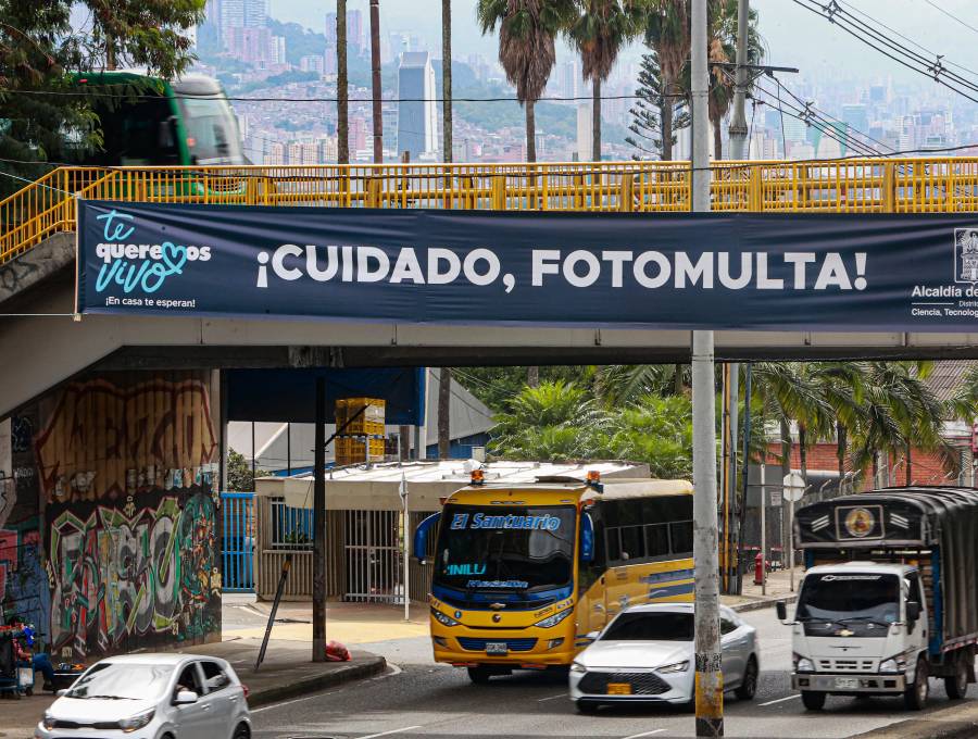 Las cámaras de fotodetecciones han generado confusiones por sus sanciones. La Agencia Nacional de Seguridad Vial reguló casi todos los temas, menos las sanciones por semáforo. FOTO<b><span class="mln_uppercase_mln"> MANUEL SALDARRIAGA</span></b>