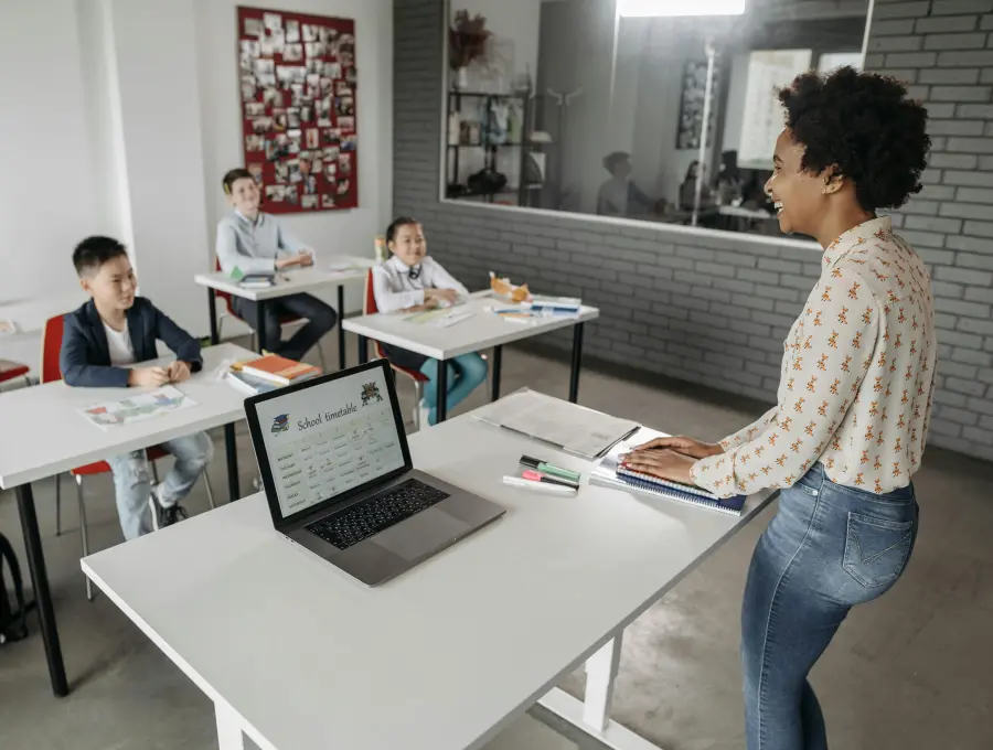 El nuevo curso de Coursera y OpenAI está dirigido a docentes de primaria y secundaria interesados en integrar la IA en el aula. FOTO cortesía Coursera