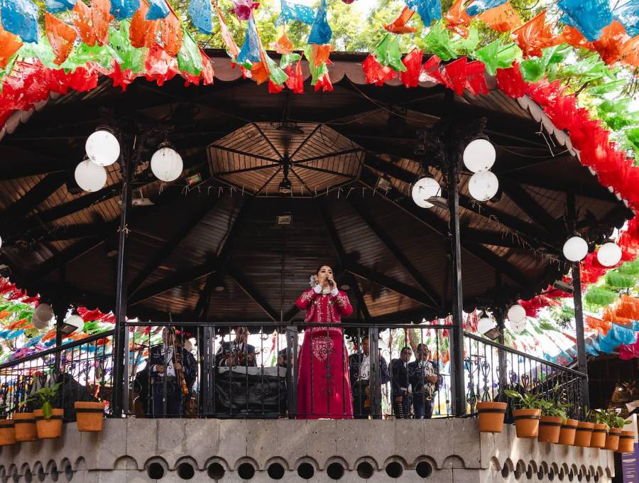 Los mariachis están presentes en toda la ciudad, con sus elegantes atuendos y sus voces, capaces de interpretar con pasión canciones románticas y alegres. FOTO: Oficina de visitantes y convenciones de Guadalajara.