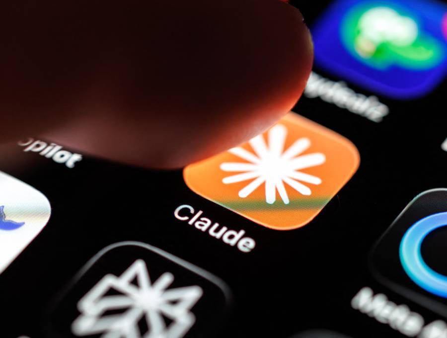 Antes de que Anthropic pudiera retirar el archivo de internet, el código ya se había descargado y replicado globalmente. FOTO: AFP