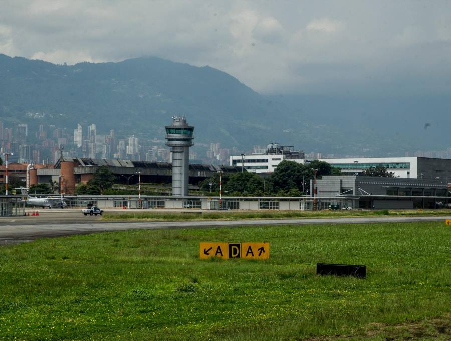 El aeropuerto Olaya Herrera presentó demoras en la operación por causa del clima. FOTO Julio César Hererra