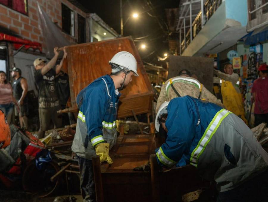 Más de 140 personas de distintas dependencias, incluyendo la Alcaldía de Medellín, ayudaron a los afectados por la emergencia en La Iguaná. FOTO: CORTESÍA ALCALDÍA DE MEDELLÍN