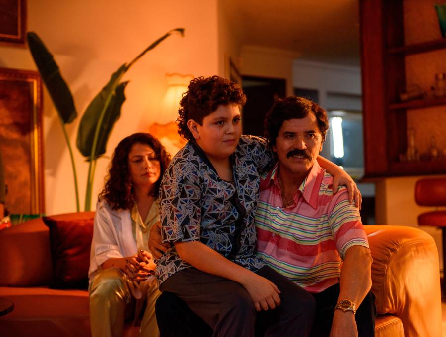 John Leguizamo, a la derecha, interpretando a Pablo Escobar en una nueva serie. FOTO Cortesía Disney+