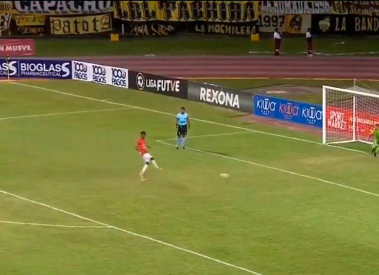 Los futbolistas del Caracas F.C. decidieron, de manera voluntaria, errar los penaltis que cobraron en la tanda del “tercer tiempo” de su partido contra Deportivo Táchira. FOTO: Captura de video