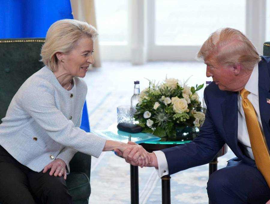 Ursula von der Leyen y Donald Trump se reunieron en Escocia y lograron un acuerdo comercial que empezaría a aplicarse a partir de agosto. Foto: Getty