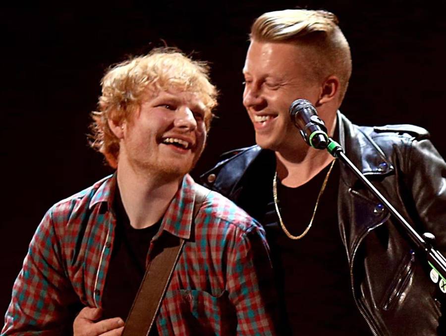 Mientras la industria del pop busca históricamente la neutralidad para llenar estadios, Macklemore decidió utilizar las pantallas gigantes del MetLife Stadium para proyectar las imágenes de los bombardeos en Gaza. FOTO: AFP
