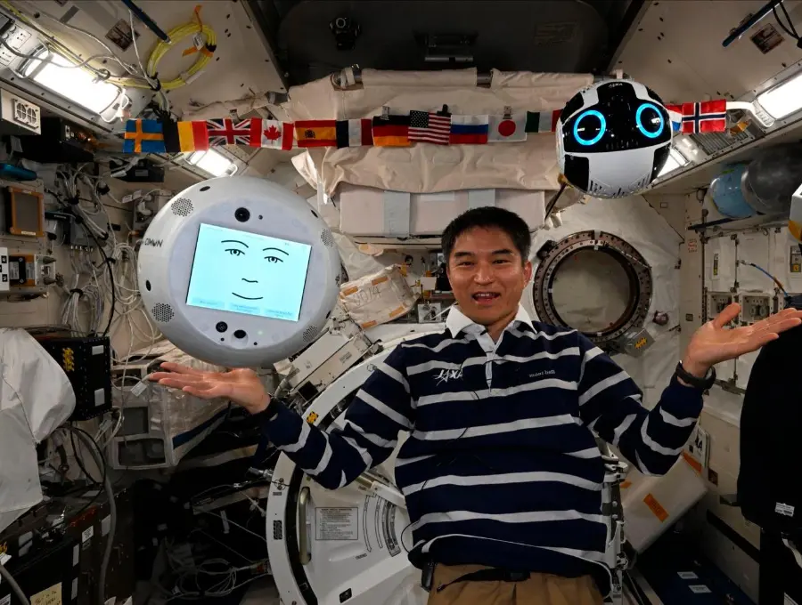Los dos robos espaciales junto al astronauta japonés Takuya Onishi. Foto: IBM/ Europa Press