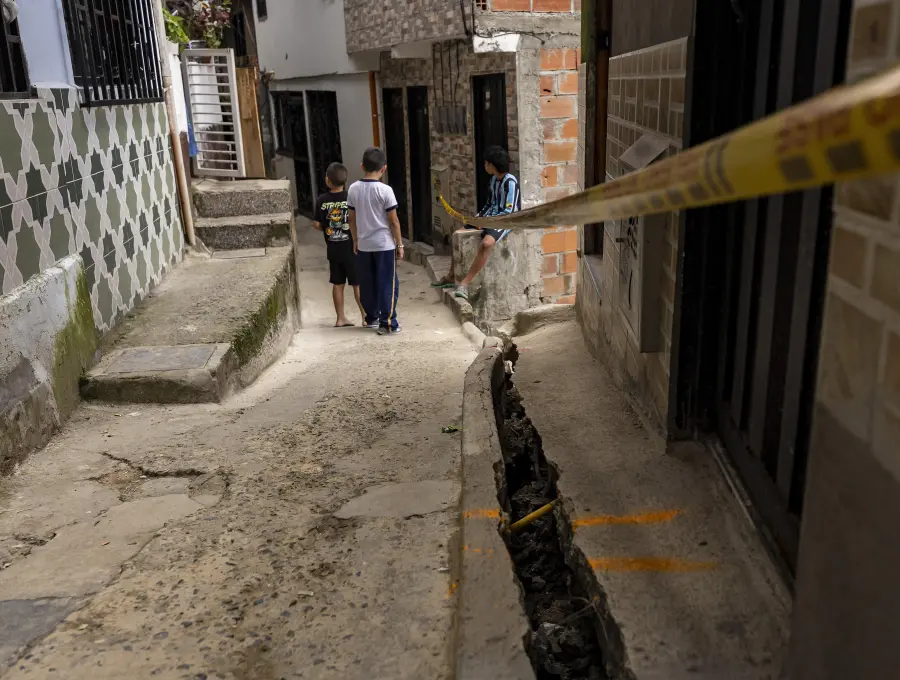La grieta que atravesó uno de los callejones del barrio El porvenir, y que obligó a la evacuación masiva del sector. Foto: Andrés Camilo Suárez Echeverry