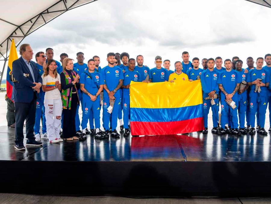Los jugadores, el cuerpo técnico y Ramón Jesurun, presidente de la Federación Colombiana de Fútbol, junto al presidente Gustavo Petro en la entrega de la bandera al equipo, antes de viajar al Mundial de Norteamérica. FOTO PRESIDENCIA 