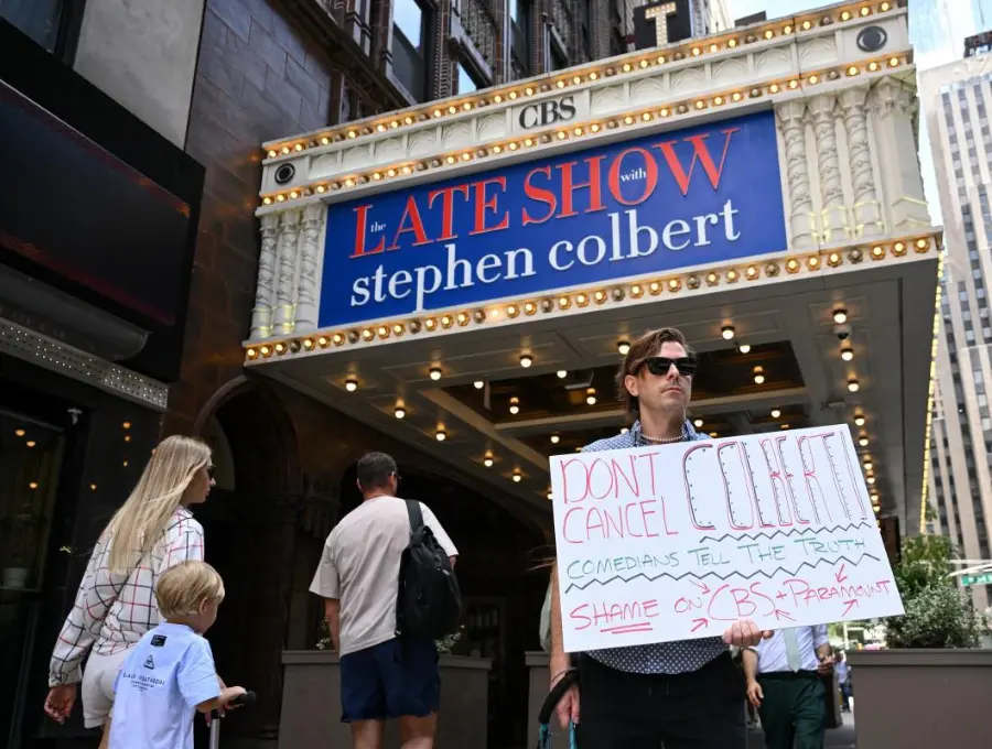 Stephen Colbert anunció entre aplausos y abucheos que “The Late Show” terminará en 2026, marcando el cierre definitivo del icónico programa nocturno de CBS. FOTO ANGELA WEISS / AFP