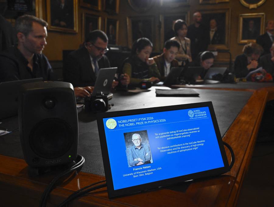 El profesor en la Universidad de Wisconsin-Madison ganó el Nobel por el descubrimiento de neutrinos de alta energía procedentes de fuera de nuestra galaxia. FOTO AFP