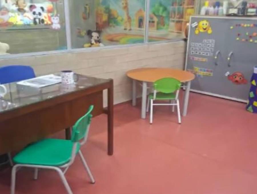 Imagen compartida en el Concejo de Envigado que muestra el puesto de estudio de una estudiante con síndrome de Down, excluida de sus compañeros. FOTO: imagen tomada de redes.