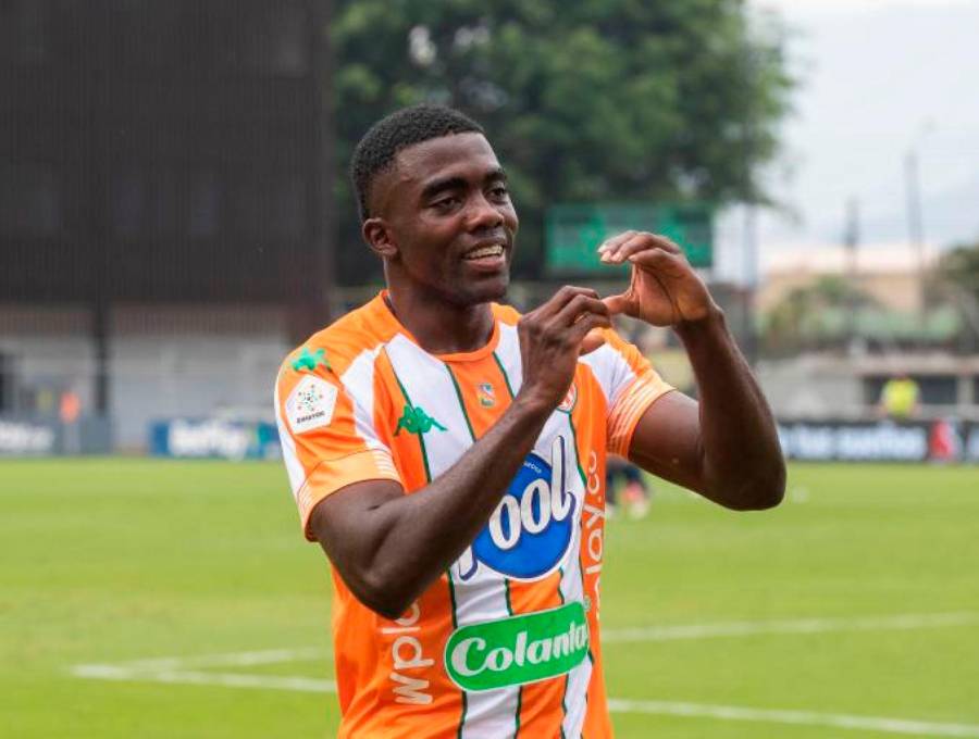Luis Ángel Díaz celebrando uno de los goles que marcó con Envigado en la Liga Betplay. FOTO ESNEYDER GUTIÉRREZ 