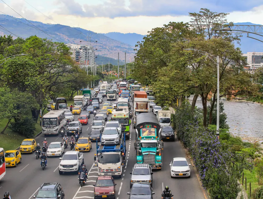 Una fila de vehículos se alarga hasta el horizonte en una de las vías principales de la ciudad. Foto: EL COLOMBIANO