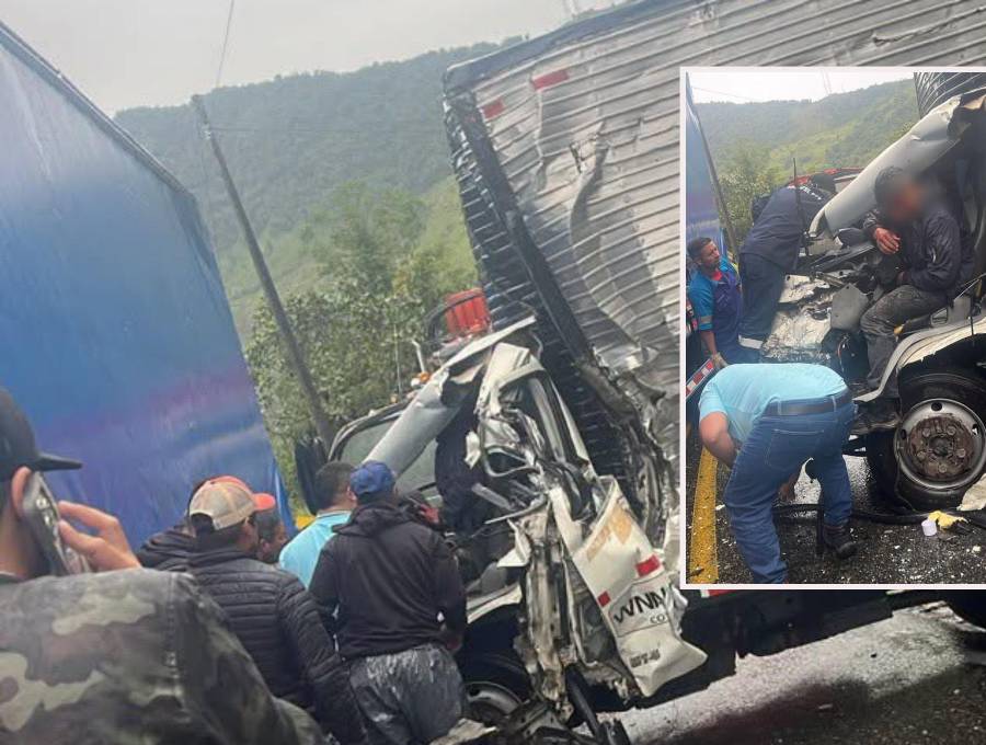 Adelante, el conductor del camión, atrapado. Atrás, como quedaron los vehículos tras el choque. FOTO: imagen tomada de redes