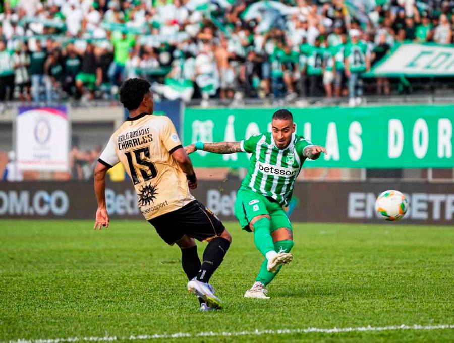 El delantero Cristian Chicho Arango solo actuó cinco minutos en la victoria de Nacional en el Cincuentenario, ya que sufrió un golpe en la cabeza que lo dejó inconsciente y por ello salió del campo. FOTO COLPRENSA 
