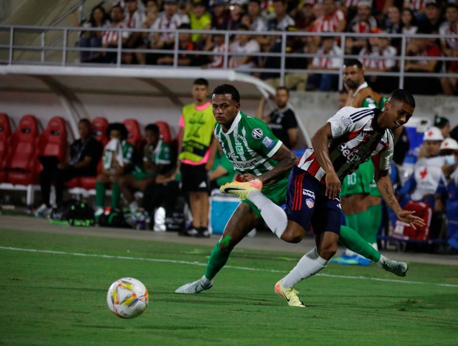En la imagen aparece el defensor de Nacional, César Haydar en la disputa de una pelota durante la final de ida frente al Junior. FOTO COLPRENSA