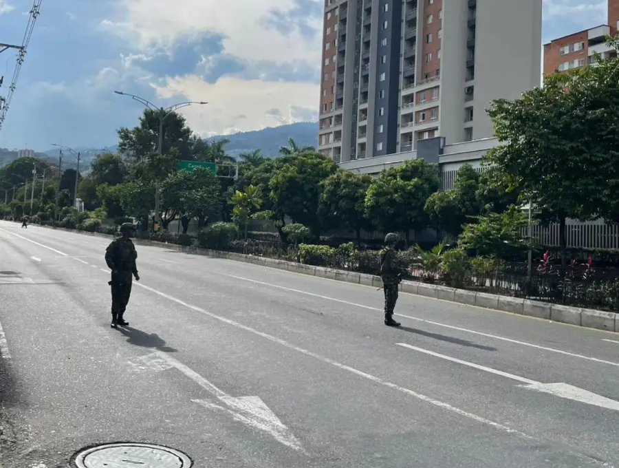 Cerca de las 3:30 de la tarde y dentro de las revisiones y monitoreos que hace el Ejército, se generó una alerta por una maleta abandonada en el sector, aseguró el alcalde de Medellín. FOTO: REDES SOCIALES