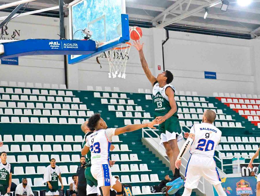 El antioqueño Johan Ríos en acción, en la victoria de Paisas, a domicilio ante Sabios en Manizales. El nacido en Apartadó fue el MVP, marcó 17 puntos. FOTO CORTESÍA DPB