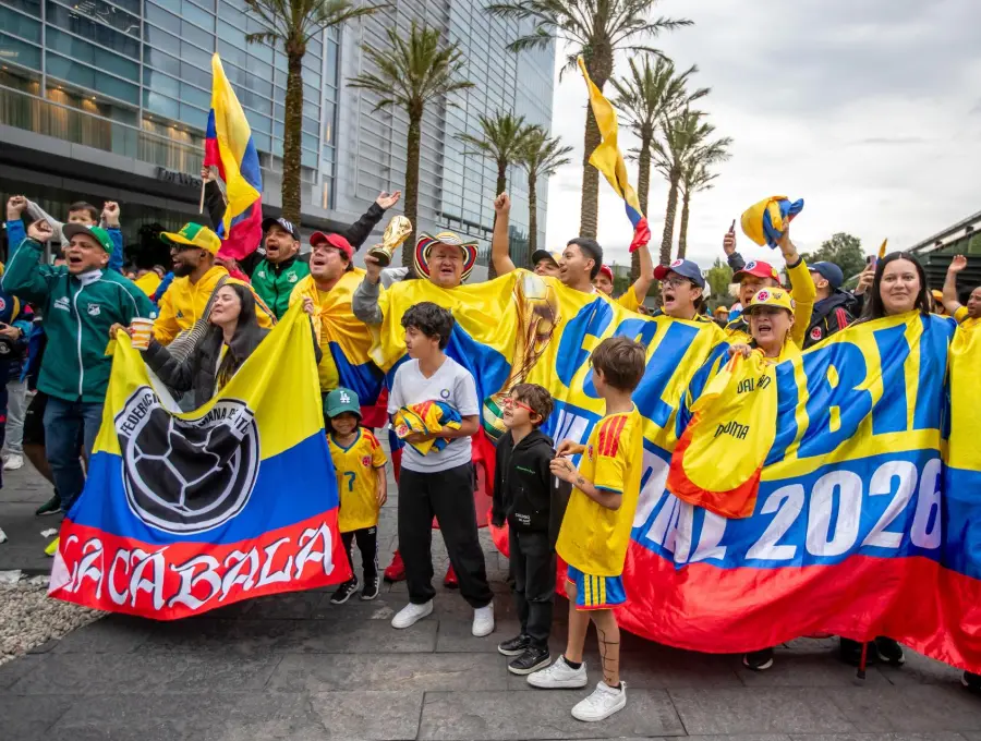 Cánticos, tambores y un mar de camisetas tricolores paralizaron las avenidas principales de Ciudad de México. FOTO: Juan Antonio Sánchez
