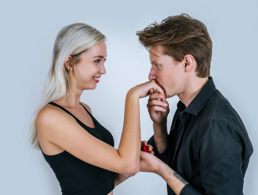 El Tribunal Supremo de España concluyó que un beso en la mano sin consentimiento puede constituir agresión sexual. FOTO: Freepik