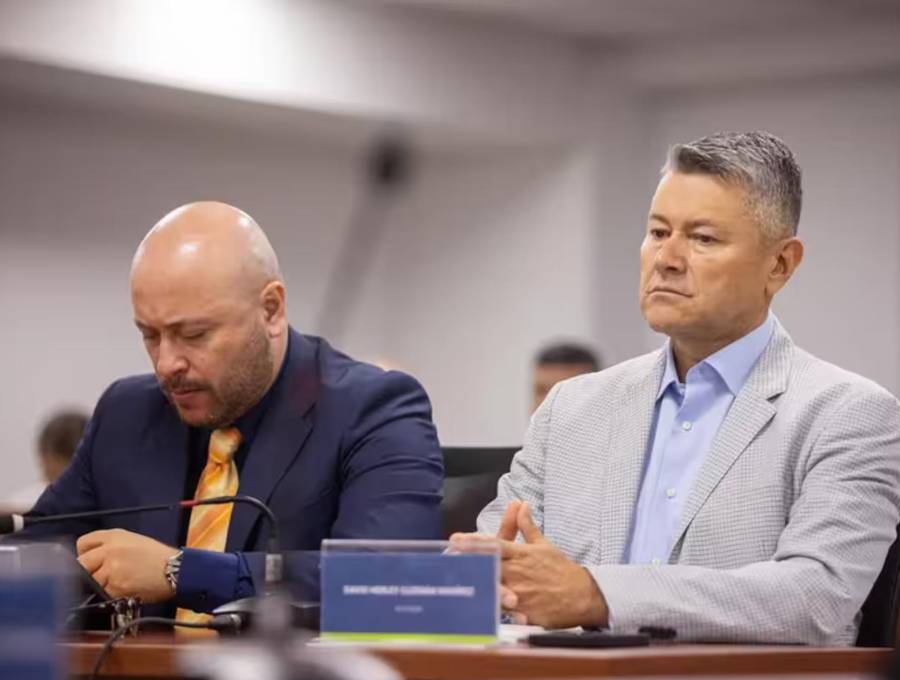 A la izquierda está David Herley Guzmán Ramírez, coronel retirado, hoy en juicio ante la JEP por presuntas ejecuciones extrajudiciales. FOTO: JURISDICCIÓN ESPECIAL PARA LA PAZ.