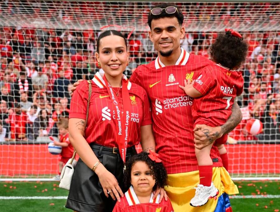Geraldine Ponce y Luis Díaz en la celebración del título de Liverpool en el estadio de Anfield. FOTO: Tomada de Instagram @gera25ponce