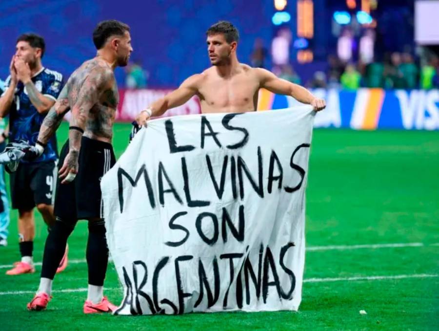 Los futbolistas argentinos mostraron una bandera con contenido político después de la semifinal del Mundial de Norteamérica. Foto: tomada de X 