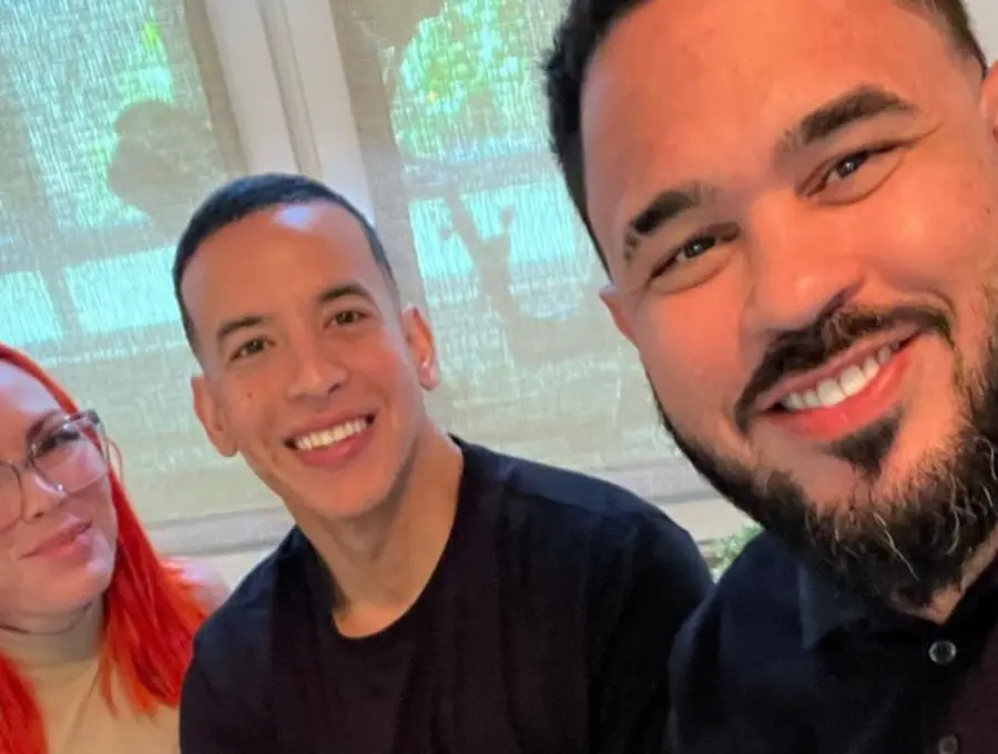 Mireddys González y Daddy Yankee cuando eran pareja reunidos con el empresario y productor Raphy Pina, quien sería el presunto arquitecto de la red ilícita para apropiarse de los derechos de autor de varias canciones del reguetonero. FOTO: Tomada de redes @raphypina