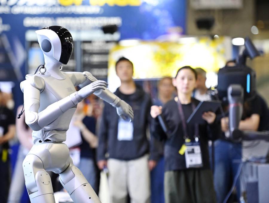 Un robot humanoide rojo y dorado, similar al usado en la agresión registrada en Colonia, Alemania. Las autoridades se incautaron del dispositivo y de los teléfonos de los dos sospechosos investigados por el caso. FOTO AFP