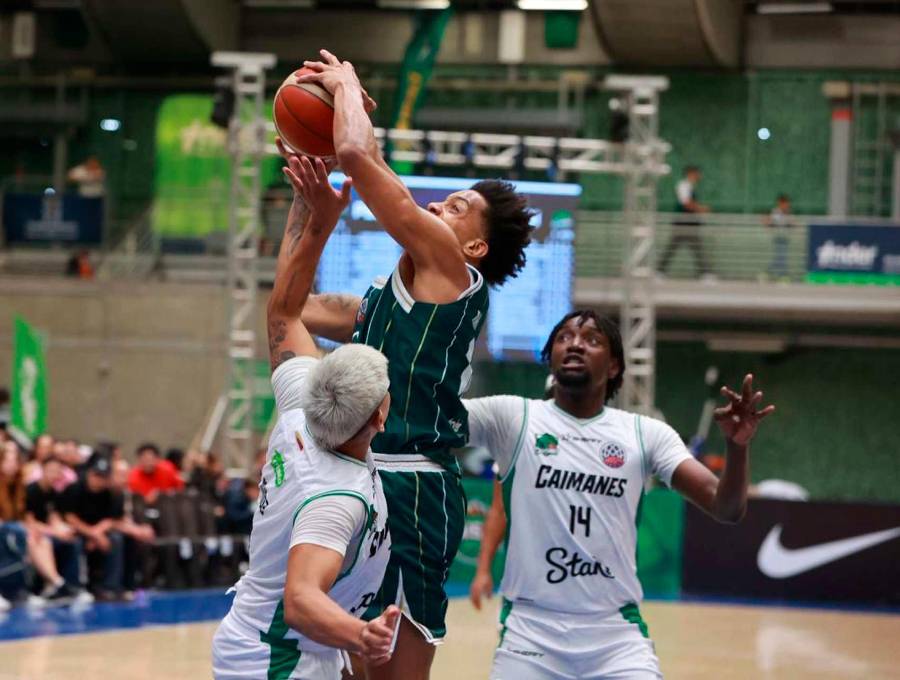 Luis Almanza de Paisas en acción en el Iván de Bedout, fue el más efectivo en el ataque con 17puntos. El jueves el anfitrión se medirá a Astros de México. FOTO MANUEL SALDARRIAGA